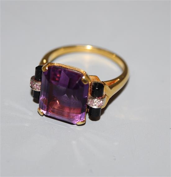 A stylish 1940s/1950s 14k yellow metal, amethyst, black onyx and diamond set dress ring, size M.